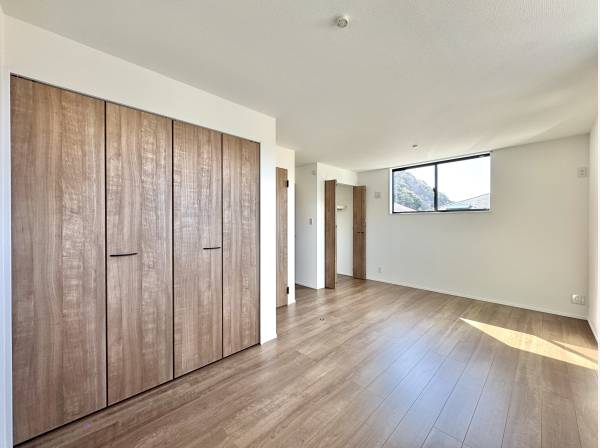 収納もたっぷり。陽だまりの寝室。