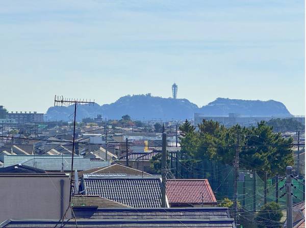 江ノ島がドーン！実際肉眼だとこれ位の距離で見えます。