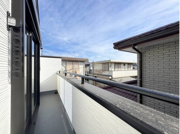 南東側に広がるバルコニーは陽当たりが良くお洗濯物もカラっと乾くでしょう