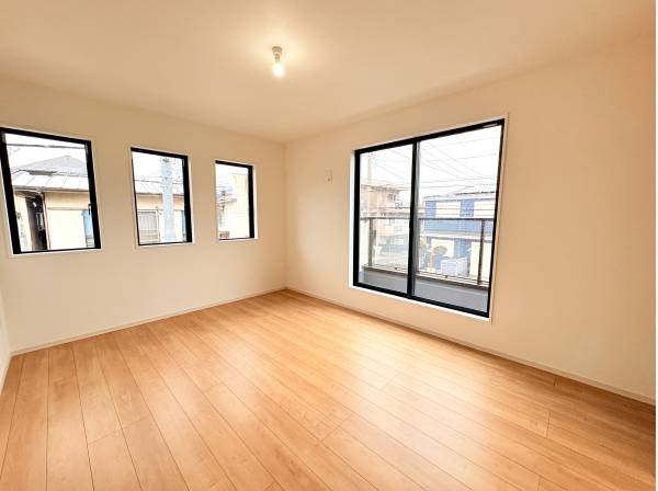 多面採光で明るい洋室。心地よい日差しが差し込むプライベート空間