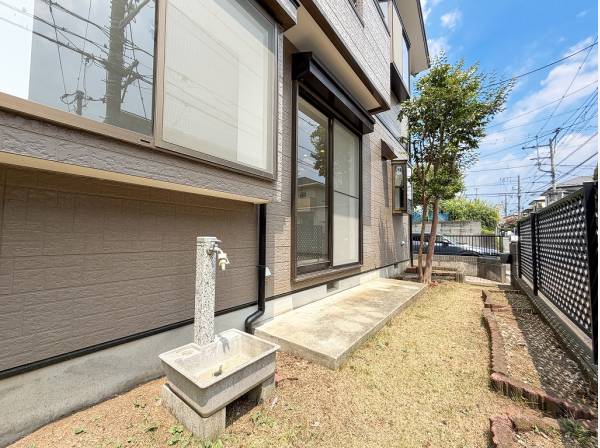 お庭の水栓はガーデニングや散歩帰りのペットをケアするのにも便利です