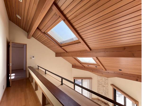 トップライトから降り注ぐ光と木の温もりに包まれた空間