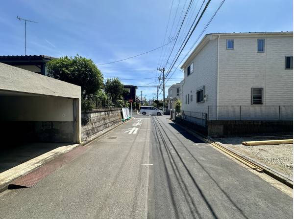 前面道路 幅員約6m公道と広々