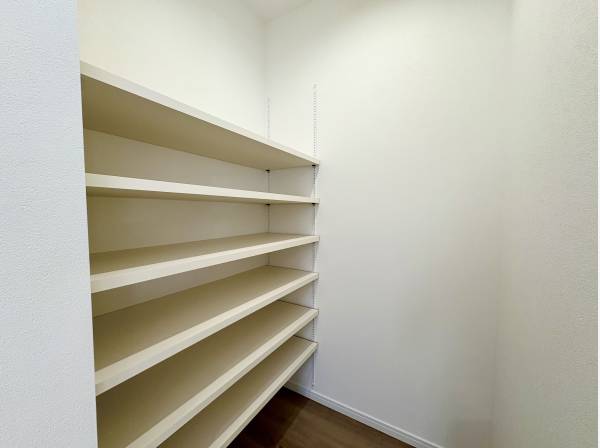 キッチン横にはパントリースペースもしっかりと完備