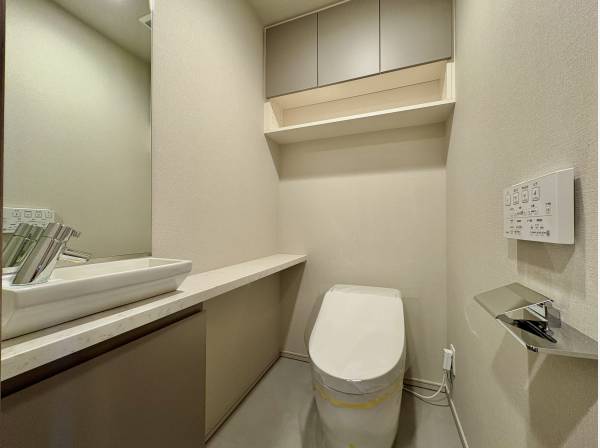 手洗いカウンター付きのタンクレストイレ