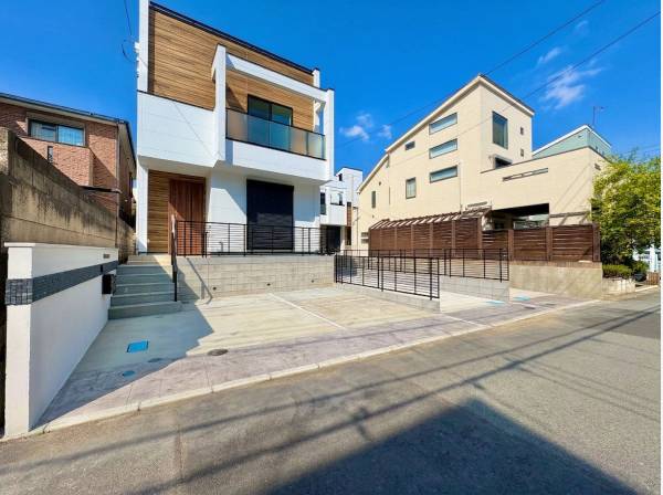 閑静な住宅地に馴染む落ち着いた色合いの外観