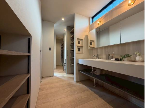 ホテルライクなデザインのパウダールーム、収納スペースも豊富！