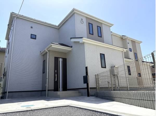 青空に映える、洗練されたツートンカラーのスタイリッシュな外観