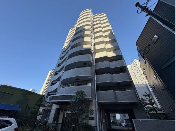 外観です、横に３部屋分しかないので、ホールのエントランスでは臨家は気になりにくいと思います