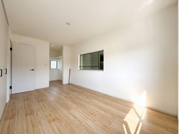 オープンウォークインクローゼットを備えた洋室