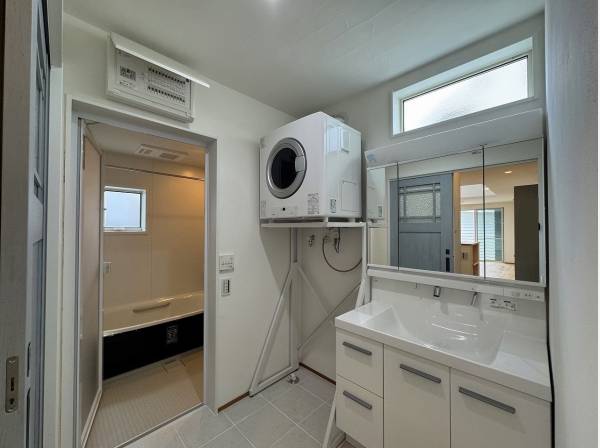 洗練されたパウダールームとバスルーム