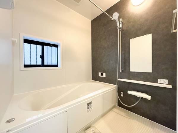 足を伸ばしてゆったりと寛げるバスルーム