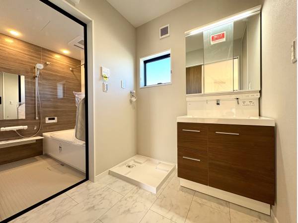 ゆったりとしたパウダールーム