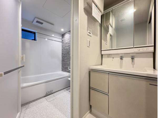 パウダールーム、バスルーム