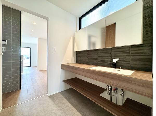 パウダールームも回遊動線です。