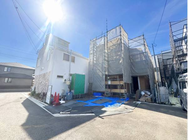 新規開発分譲地内で綺麗な街並みの一画です