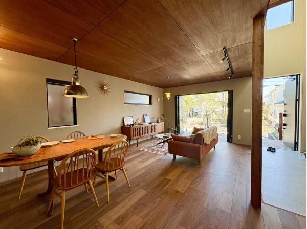 広々とした土間スペースからは鉄骨階段が目をひきます