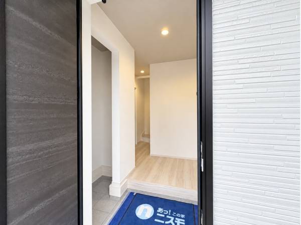 明るい木目の床と白い壁が迎える玄関は毎日の帰宅が楽しみになる空間です。