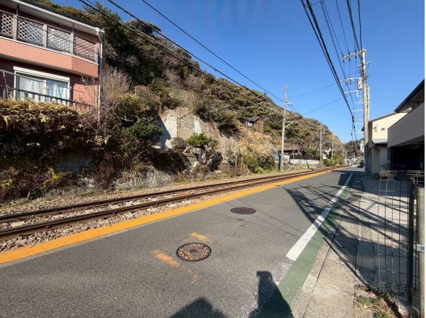 通りを挟んで目の前には江ノ電が走っております！