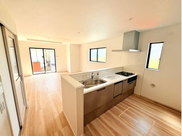 床暖房完備の広々とした16.6帖のLDK。家族団らんの場にぴったり