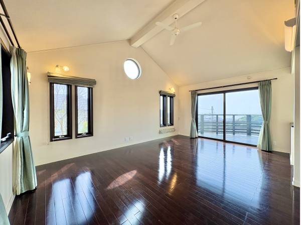 勾配天井のリビングは開放感もあり、ウッドデッキともつながります