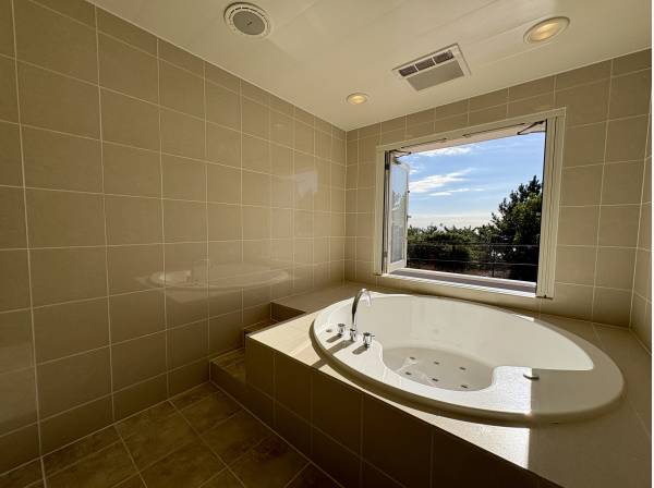 海を望むジャグジーバス