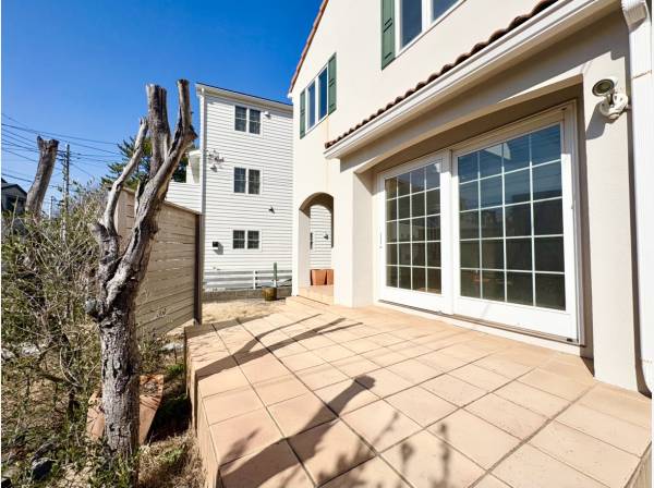 リビングから続くテラスでは、ゆったり過ごしたりBBQなどを楽しめます。