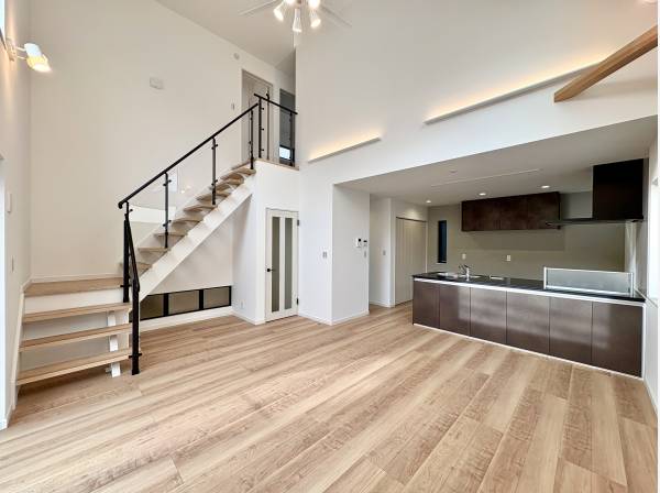 開放的な吹き抜けリビング