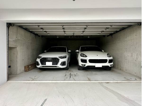 電動シャッター付きのガレージは、お車2台停めてもご覧の広さです