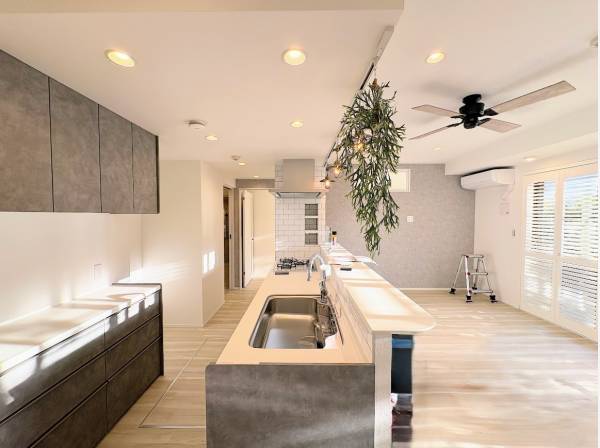 家族との会話も弾む、開放的な対面式。