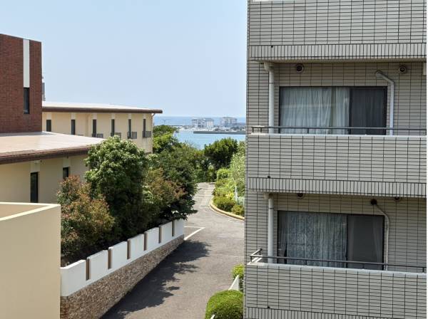 海がチラッと見えます