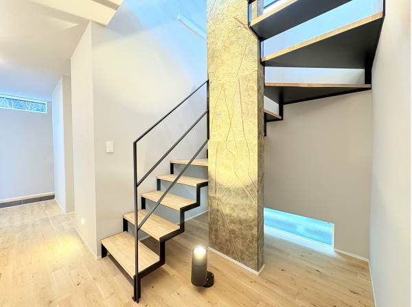 アイアンのスケルトン階段で開放的な空間づくり