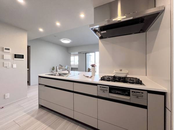 より明るい雰囲気を醸し出すホワイトのキッチン