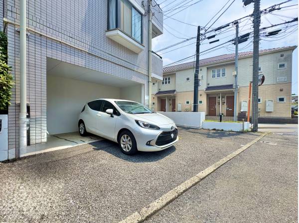 お部屋に完備している、駐車場です。