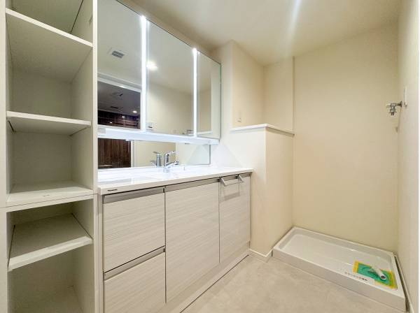 白で統一された水周りは収納も充実